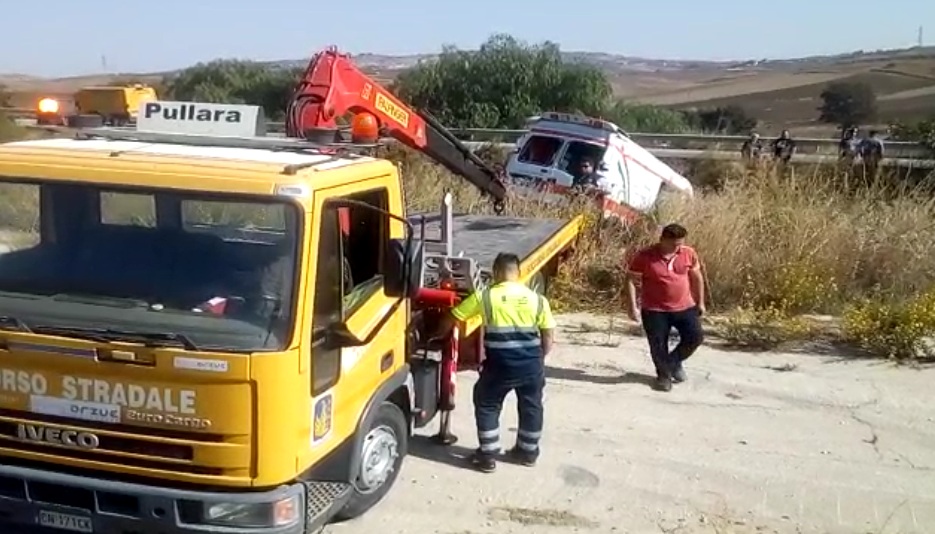 Favara, ambulanza perde il controllo del mezzo e finisce fuori strada