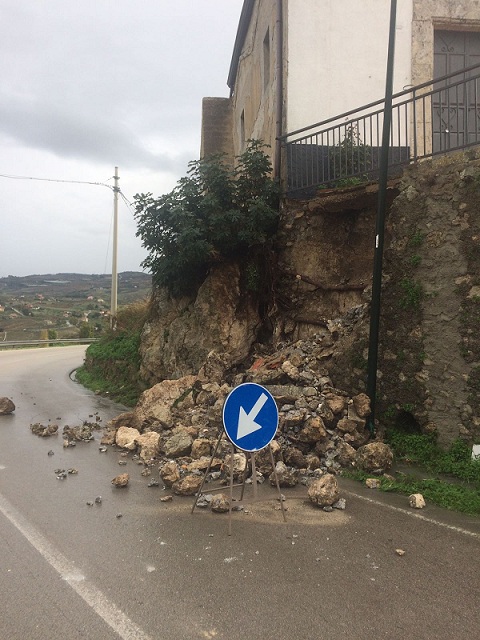 Favara, crollo muro sulla SP 122. Sopralluogo congiunto stamattina tra Protezione civile, Chiesa, Anas e Comune