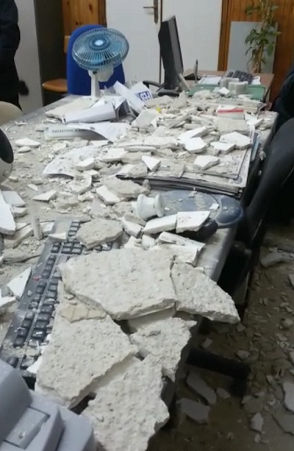 Favara, crollo di parte del tetto degli uffici della Polizia Municipale