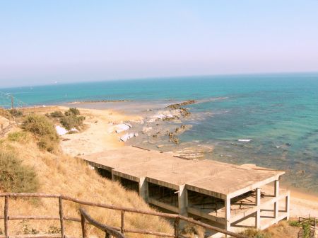 Stabile sulla spiaggia di Realmonte. La proprieta' e' di un assessore della giunta Puccio