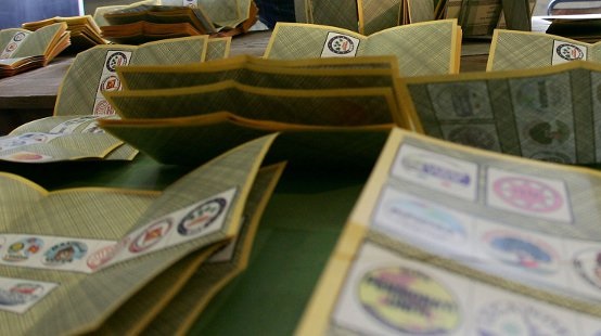 Pronta la scheda elettorale. Sorteggiato l'ordine dei governatori