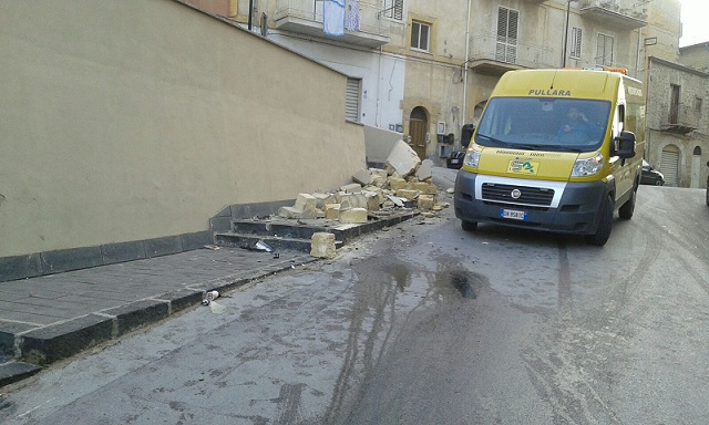 Muretto crollato in via Sant'Angelo, a Favara. Stamattina rimossi i blocchi. Per il ripristino del muro il sindaco Alba dice: ''Aspettiamo i fondi dell'assicurazione''