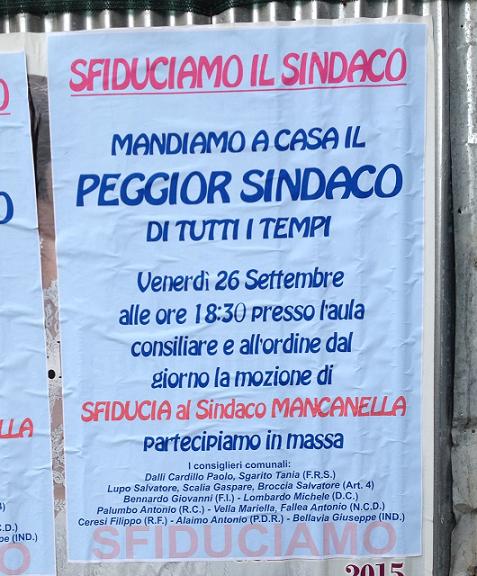Favara, ''Mandiamo a casa il peggior sindaco di tutti i tempi. Sfiduciamo Manganella.” La scritta riportata in un manifesto affisso in città