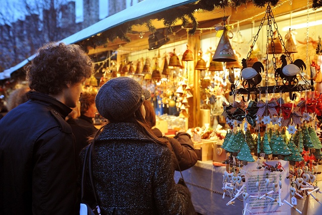 Montati sei chalet in piazza Cavour. Da lunedì Favara ospita i tradizionali mercatini di Natale