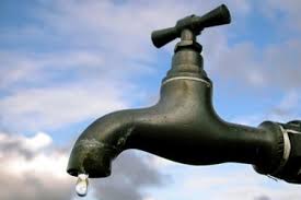Favara a secco. I cittadini lamentano ritardi nei turni di erogazione dell'acqua e chiedono a sindaco, assessori e consiglieri comunali di pensare meno al gioco delle poltrone e ad occuparsi realmente del problema