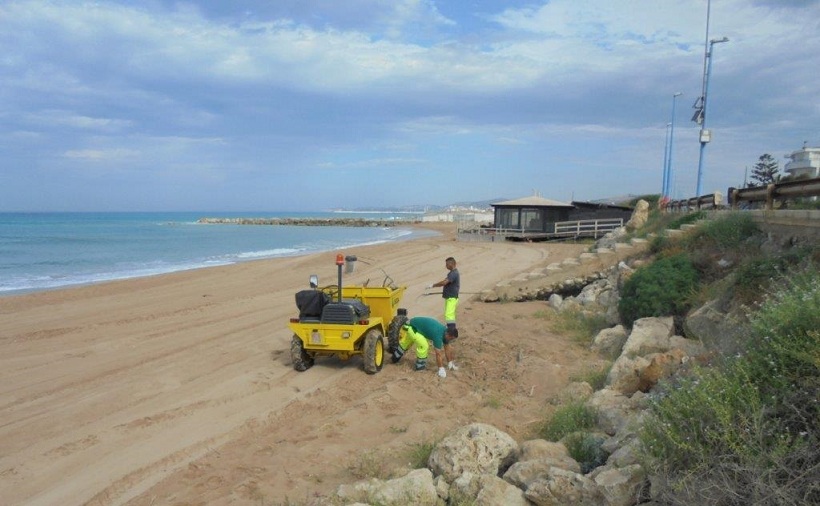 Pulizia delle spiagge di Agrigento. Operai in azione