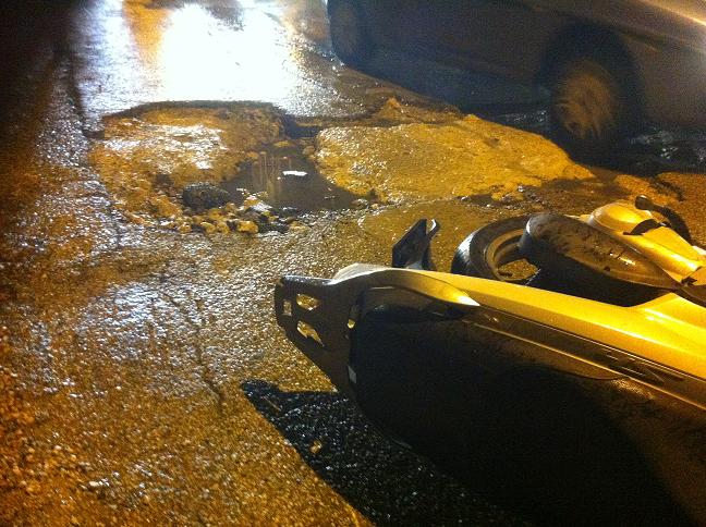 Incidente stradale ieri sera in via Umberto a Favara. Centauro cade a terra dopo aver preso in pieno una voragine