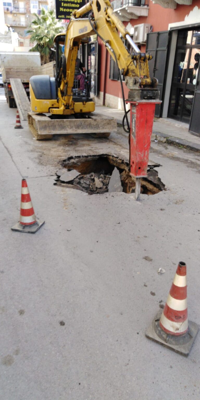 Lavori buco strada via Umberto a Favara