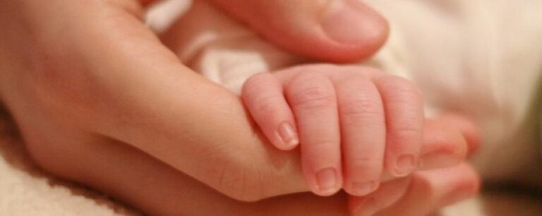 maternità neonato mano bambino