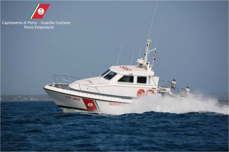 motovedetta capitaneria di porto guardia costiera in mare