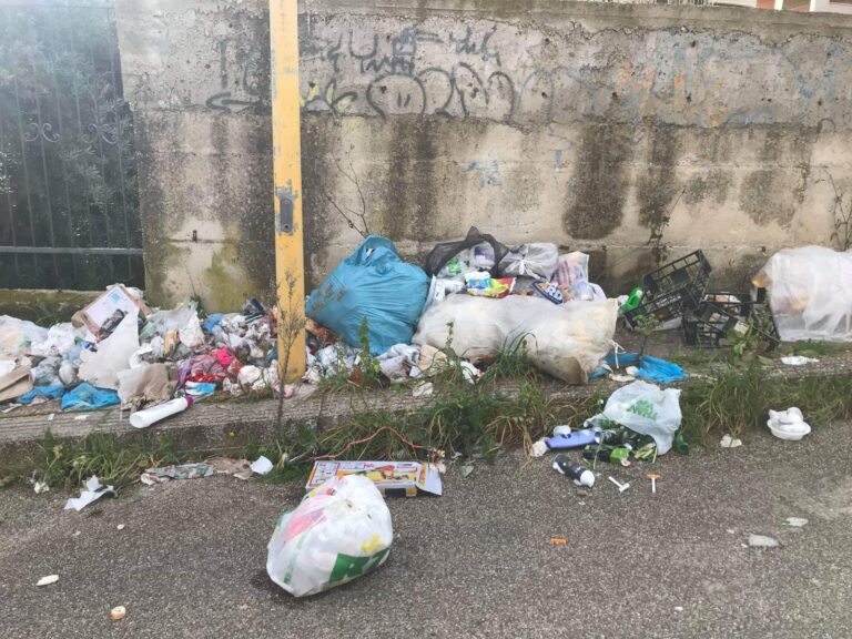 sacchetti spazzattura via Umberto Saba a Favara