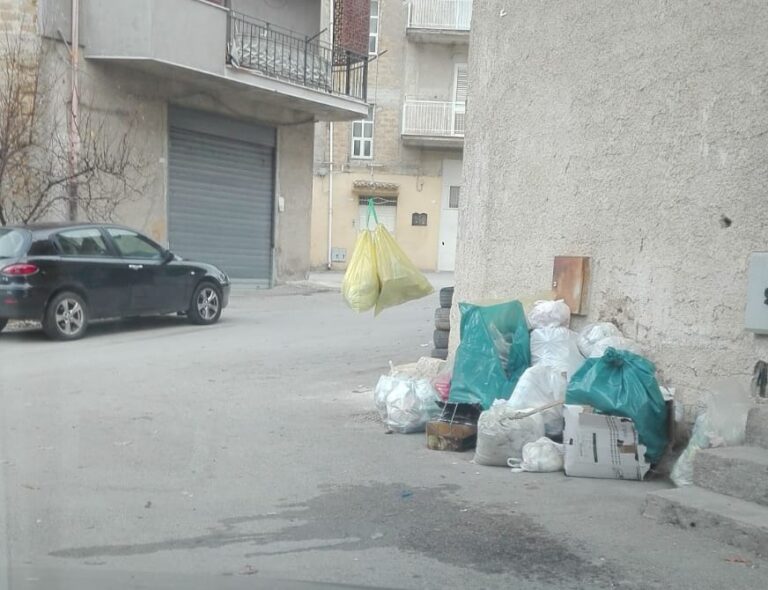 sacchi impiccati spazzatura rifiuti favara ovest agrigento est