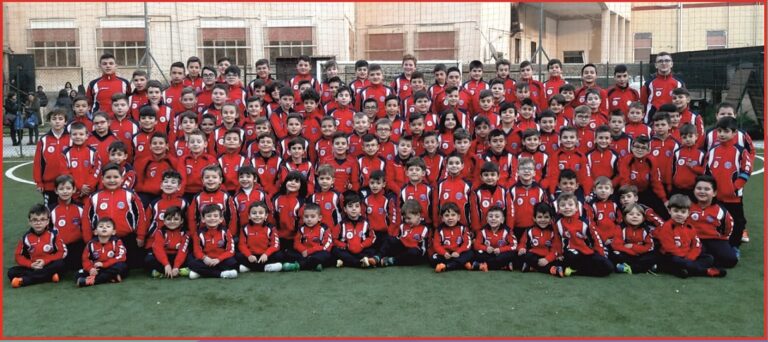 scuola calcio arcobaleno bambini foto di gruppo