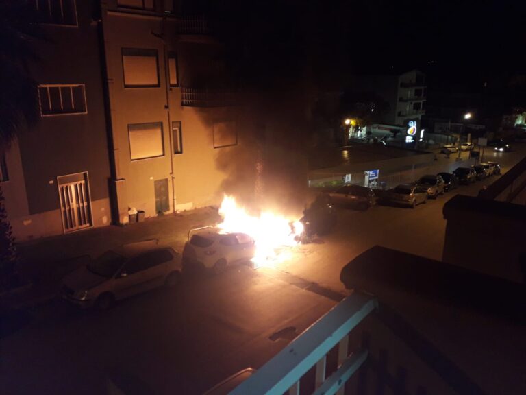 Auto in fiamme via Piersanti Mattarella