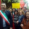 Mimmo Gueli sindaco di Santa Elisabetta con lavoratori precari