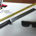 Rapina ribera coltello e occhiali da sole