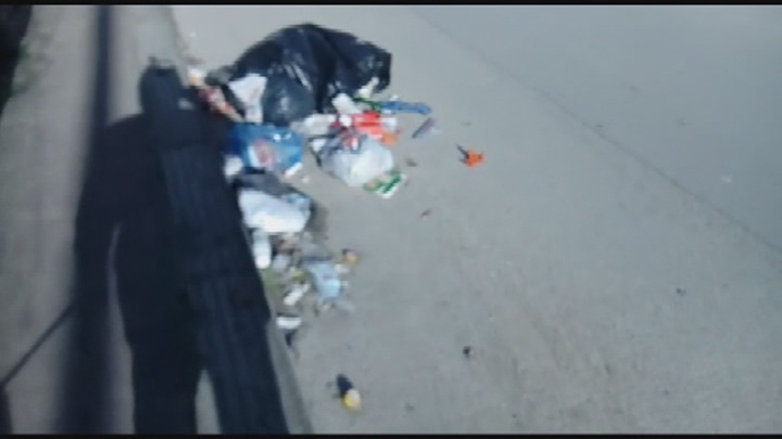 Rifiuti per strada in via Cicero e Di Francisca a Favara