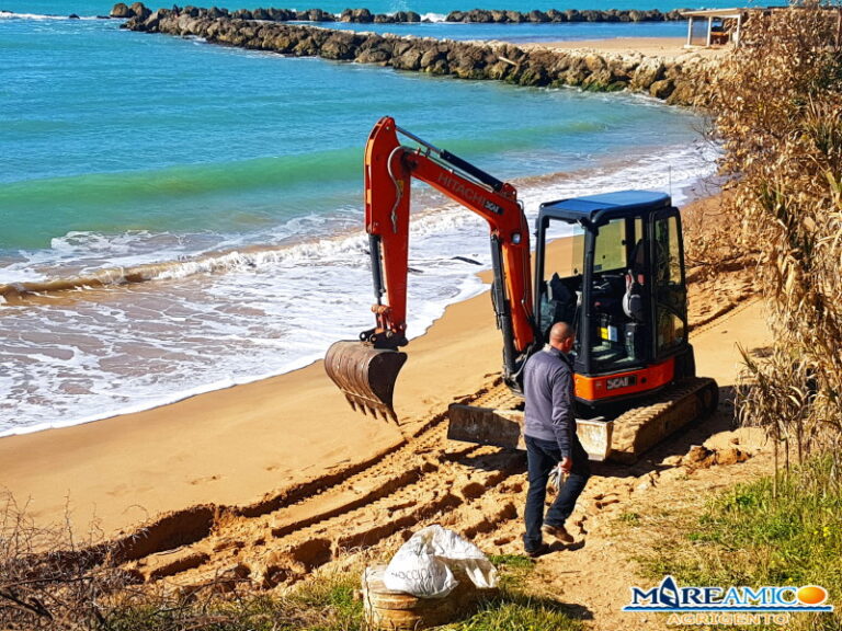 Ruspa spiaggia Le Dune per rimozione pericolo