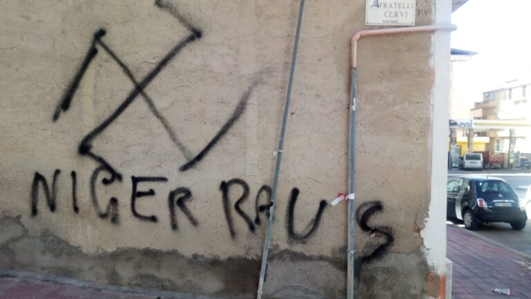 Svastica disegnata in via Fratelli Cervi a Favara