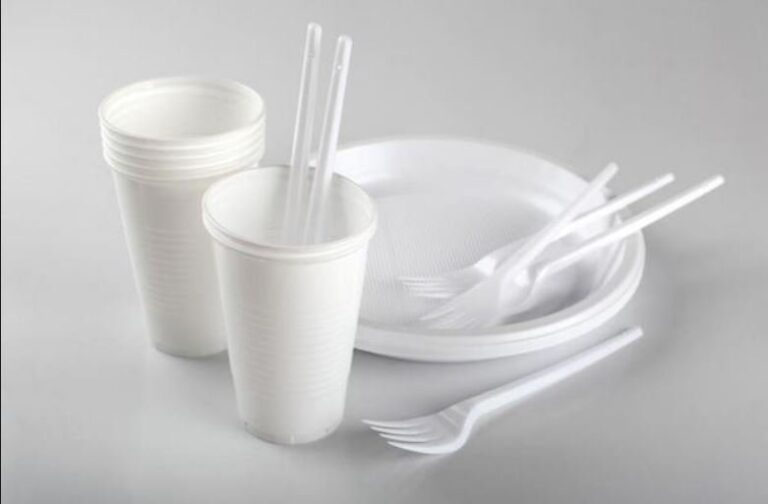 bicchieri piatti posate di plastica