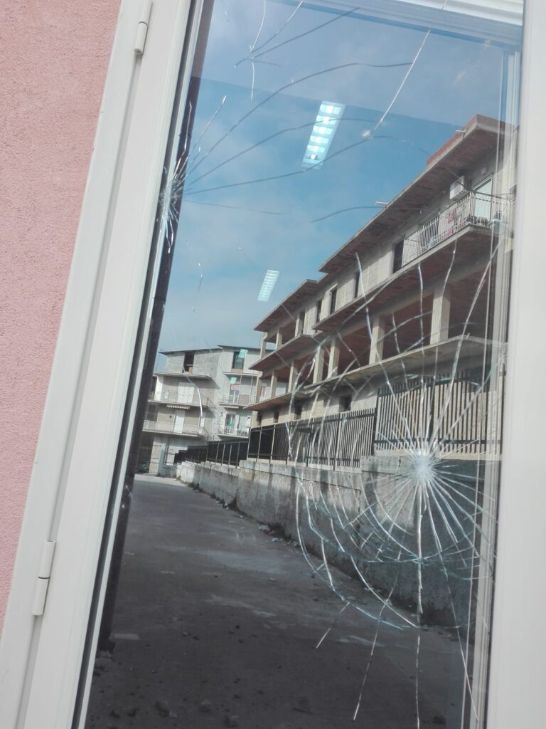 porta laterale danneggiata il Nido dei Piccoli di via Compagna a Favara