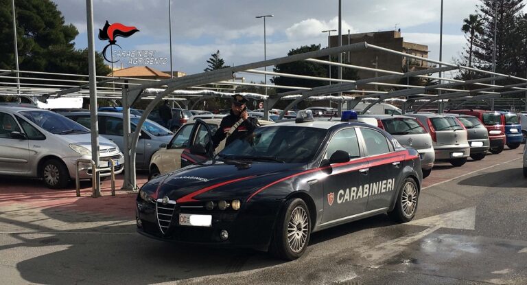 carabinieri posteggio supermercato
