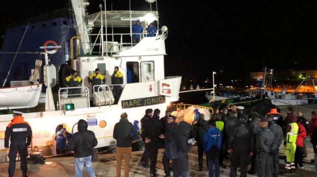 Mare Jonio sbarco a Lampedusa