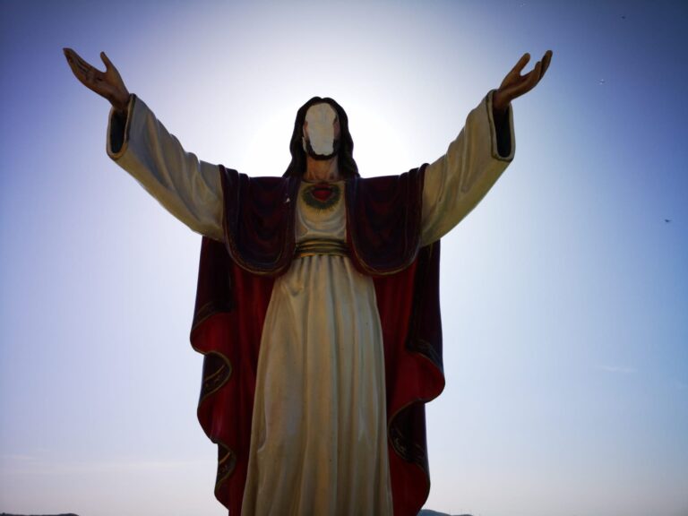 statua gesu viale stati uniti favara sfigurata al volto
