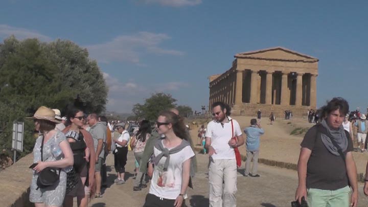 Valle dei Templi e Tempio della Concordia con turisti e visitatori