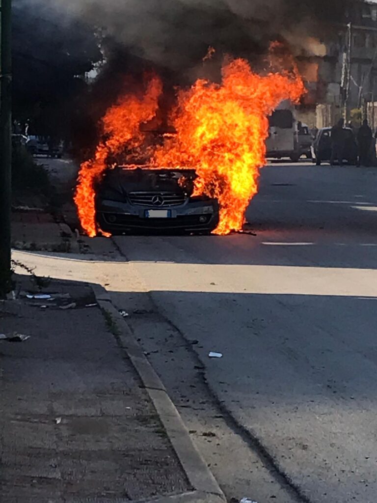 auto in fiamme via regione siciliana
