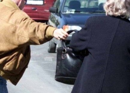 rapina con scippo anziana