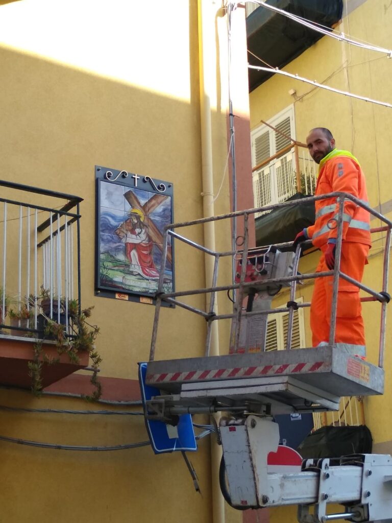 via crucis permanente in maiolica favara lavori