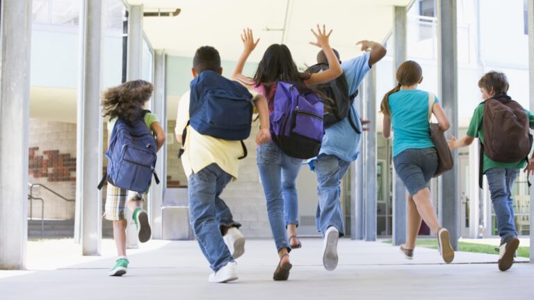Bambini con zaini scuola