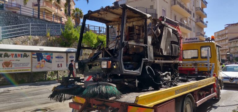 Incendio spazzatrice a Favara