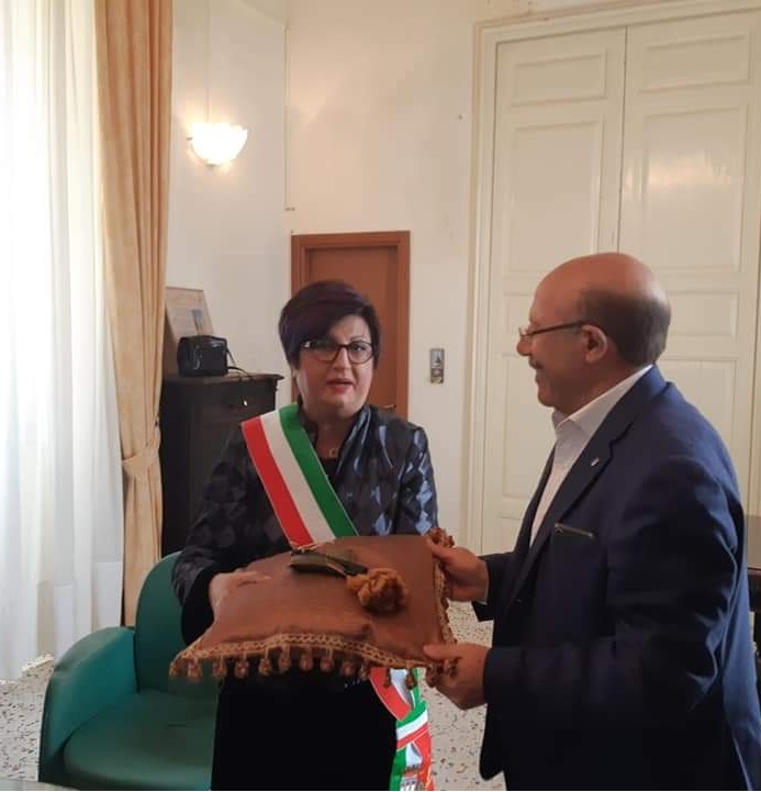 Maria Grazia Brandara riceve chiavi città di Naro dall'uscente Calogero Cremona