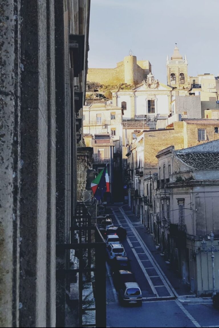 Municipio e strade di Naro