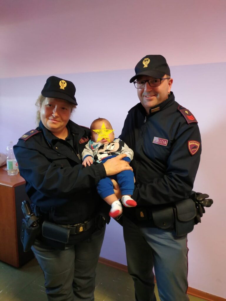 agenti polizia con bambino piccolo angeli in divisa