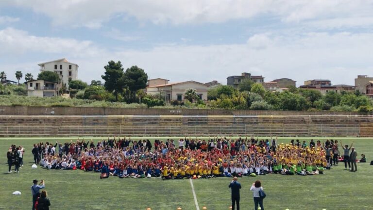 alunni scuole favara stadio bruccoleri foto di gruppo giococalciando