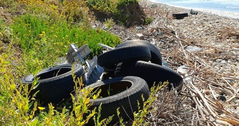 copertoni auto in spiaggia mare