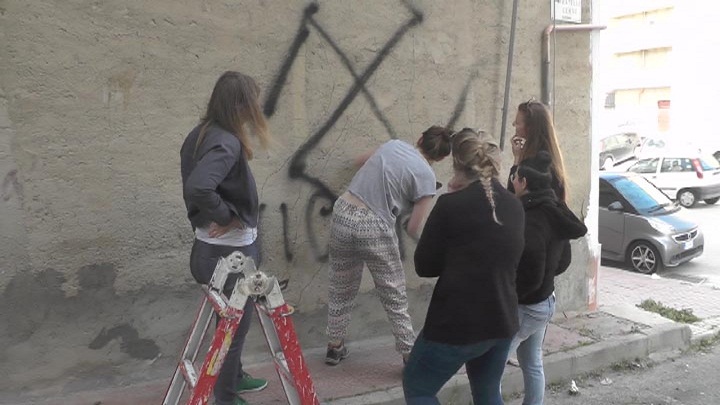 copertura scritte razziste in via Fratelli Cervi a Favara