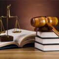 bilancia giudice giustizia libro costituzione martello