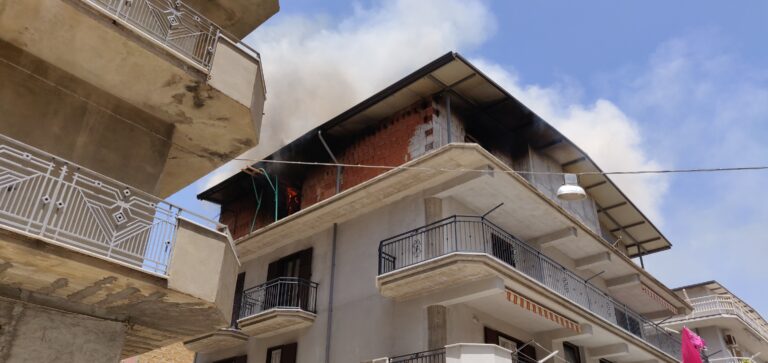 Incendio in abitazione di via Grazia Deledda a Favara
