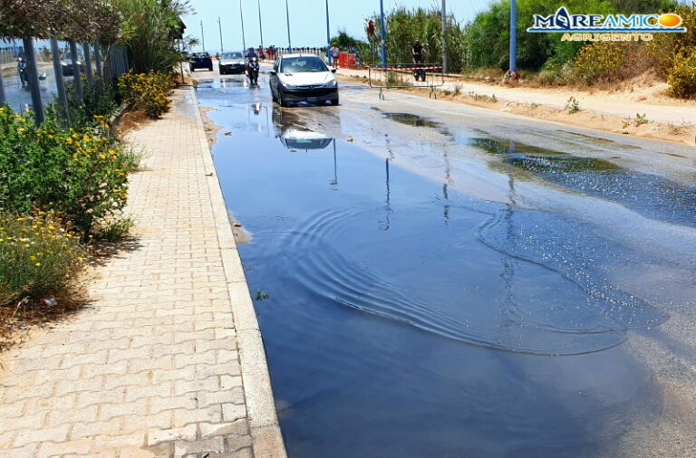 Liquami in strada al viale delle Dune a San Leone