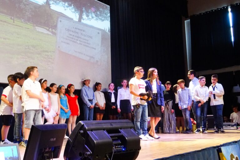 alunni scuola falcone borsellino per non dimentica teatro gospel