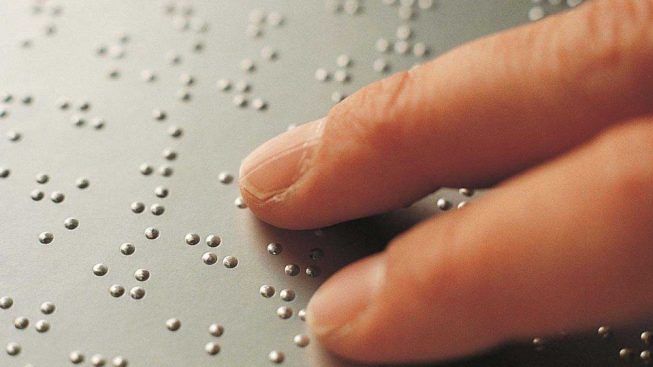 braille non vedente mani dita