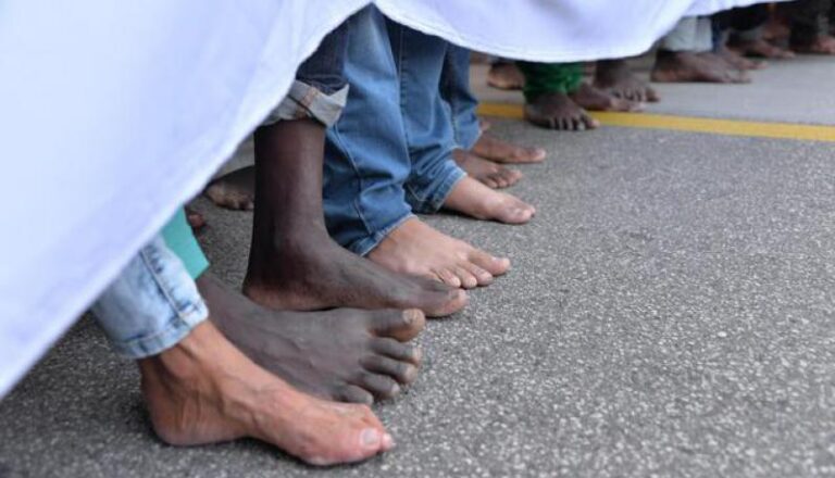 migranti a piedi sbarchi clandestini
