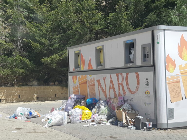 sacchi rifiuti isola ecologica naro