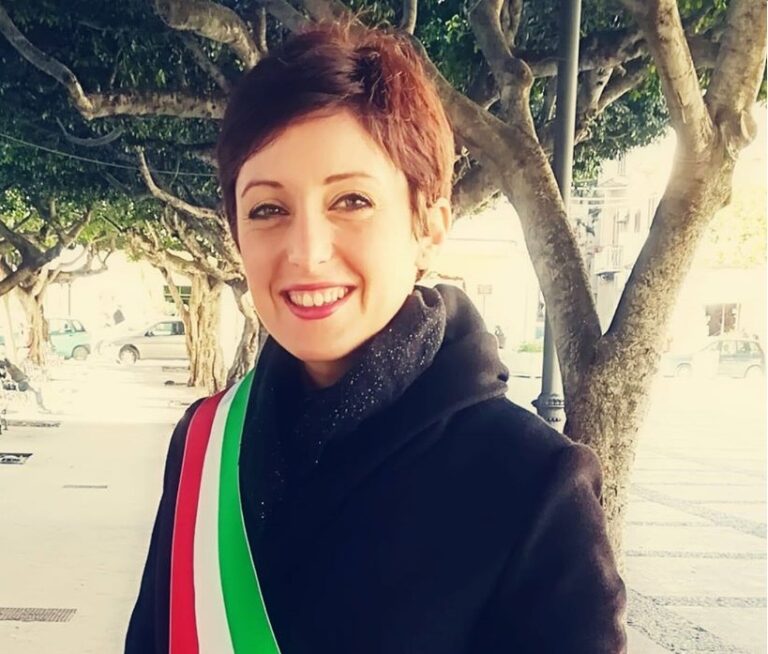 Anna Alba sindaco con cappotto