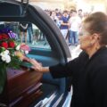 Moglie poeta salvatore sciortino saluto bara funerale