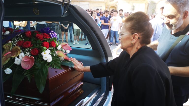 Moglie poeta salvatore sciortino saluto bara funerale